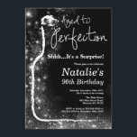 Invitación Sorpresa: Vino de cumpleaños 90 envejecido a la pe<br><div class="desc">Sorpresa 90.ª Invitación al cumpleaños del vino. Ageto a la perfección. Vino Rojo. Invitación a la degustación de vino. Purpurina negro y plateado Champagne. 18 20 21 30 40 50 60 70 80 90 100, Cualquier edad. Para más personalización, haga clic en el botón "Personalizar" y utilice nuestra herramienta de...</div>