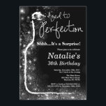 Invitación Sorpresa: Vino de cumpleaños número 30 envejecido<br><div class="desc">Sorpresa 30.ª Invitación de cumpleaños. Ageto a la perfección. Vino Rojo. Invitación a la degustación de vino. Purpurina negro y plateado Champagne. 18 20 21 30 40 50 60 70 80 90 100, Cualquier edad. Para más personalización, haga clic en el botón "Personalizar" y utilice nuestra herramienta de diseño para...</div>