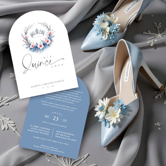 Invitación Spanish Romantic Blue Floral Quinceañera Tiara (Spanish Romantic Blue Floral Quinceañera Invitations Cards with Tiara Design & Modern Arch Border.)