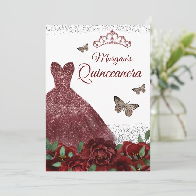 Invitación Sparkle Burgundy Jewel Vestido Mariposa Quinceaner (Anverso de pie)