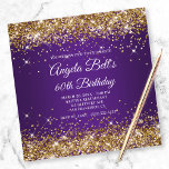 Invitación Sparkly Gold Purpurina Royal Purple 60 cumpleaños<br><div class="desc">Una elegante invitación de 60 años monogramada para ella. Purpurina dorado brillante falso con brillo contra una imagen gráfica púrpura real. Se puede personalizar el lujoso monograma de caligrafía del centro. Todos los elementos brillantes de este moderno diseño de jovencita son gráficos digitales. Se puede transferir el diseño monogramado en...</div>