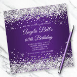 Invitación Sparkly Silver Purpurina Royal Purple 60 cumpleaño<br><div class="desc">Una elegante invitación de 60 años monogramada para ella. La purpurina falsa de plata glama con chispas contra una imagen gráfica oscura púrpura real. Se puede personalizar el sofisticado monograma clásico de caligrafía floreciente en el reverso. Adaptar el texto para otra fabulosa celebración de cumpleaños por su madrina. Todos los...</div>