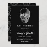 Invitación Spooky Skull RIP 20 años 30 cumpleaños divertidos<br><div class="desc">Celebremos el fin de una era con nuestras espeluznantes invitaciones de cumpleaños número 20. Perfecto para los que están listos para acoger a sus treinta años con humor, este diseño presenta un sorprendente cráneo contra un fondo gris oscuro y blanco, que encarna un cumpleaños con temática funeraria que es divertido...</div>