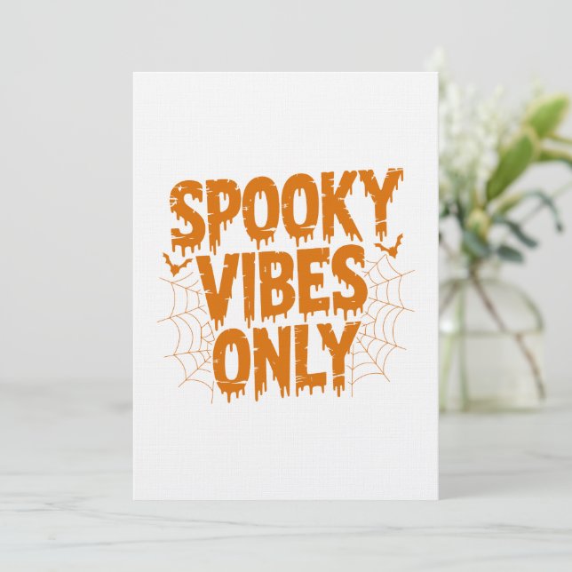 Invitación Spooky Vibes Only Halloween (Anverso de pie)
