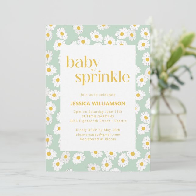 Invitación Spring Pastel Sage Green Daisies Baby Sprinkle (Anverso de pie)