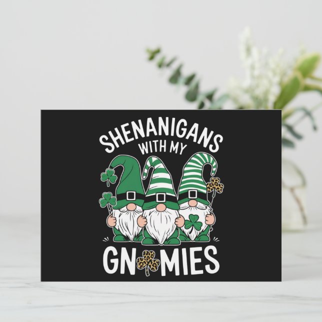 Invitación St Patricks Day Lucky Shamrock Leopard Gnomes (Anverso de pie)
