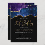 Invitación Starry Gold Agate Geode 90 cumpleaños<br><div class="desc">Esta moderna invitación a la fiesta de cumpleaños número 90 presenta una imagen acuarela de un ágate geodésico en tonos azules y morados, salpicado de estrellas brillantes y adornado con falsos toques de purpurina dorado. Las palabras "Cumpleaños 90" aparecen en un falso purpurina de oro en letra decorativa moderna de...</div>