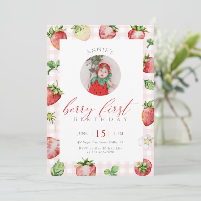 Invitación Strawberry Berry First Birthday Photo (Anverso de pie)