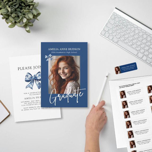 Invitación Stylish Trendy Blue Bows 2026 Graduate Photo (Subido por el creador)
