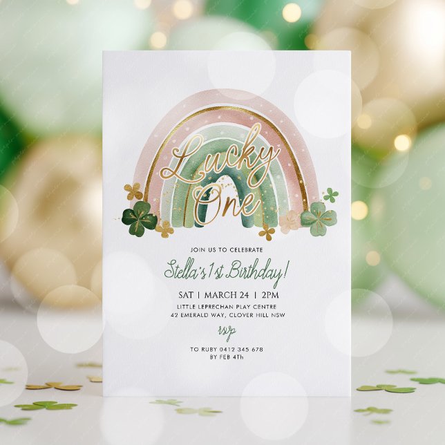 Invitación ¡Suerte! Cumpleaños 1er Día de San Patricio Arcoír (Lucky One! St Patricks day 1st birthday invitation with cute rainbow and shamrocks with gold detail)