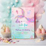 Invitación Sumergirse en cinco sirenas rosadas púrpura 5 cump<br><div class="desc">Esta encantadora invitación se caracteriza por una colorida cola de sirena con falsos adornos purpurinas de oro.</div>