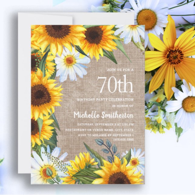 Invitación Sunflowers Amarillo White Daisies 70º cumpleaños (70th birthday invitation with sunflowers and white daisies on a rustic burlap background)