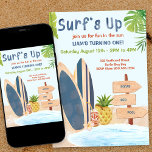 Invitación Surfs Up First Birthday Party Boys<br><div class="desc">¡Invitación a la fiesta de cumpleaños de Surf Up para tu pequeño que se vuelve uno! Escenario acuático en la playa con una redacción editable, incluyendo el signo de direcciones de madera. El diseño también incluye tablas de surf, cristales de tiki, piña y flor de hibisco con playa de arena...</div>