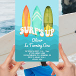 Invitación Surfs Up Surfboard Kids 1er cumpleaños<br><div class="desc">¡Crea tu propia invitación a la fiesta de cumpleaños! Personalice este diseño con su propio texto. Puede realizar un personalizar adicional de este diseño seleccionando el enlace "personalizar adicional" si lo desea.</div>