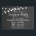 Invitación Surprise 18th Birthday Invitation Chalkboard<br><div class="desc">Sorpresa 18ª Invitación de cumpleaños con fondo de tablero de moda String Lights. 13.º 15.º 16.º 18.º 21.30.40.50.60.70.80.90.100,  Cualquier edad. Para una mayor personalización,  haga clic en el botón "Personalizar" y utilice nuestra herramienta de diseño para modificar esta plantilla.</div>