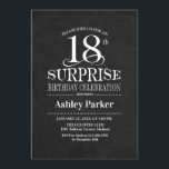 Invitación Surprise 18th Birthday Party - Blanco Negro<br><div class="desc">Invitación a la celebración de cumpleaños número 18 de una sorpresa rústica. Elegante diseño elegante con un diseño de pizarra en blanco y negro. Presenta una fuente de script elegante. Mándame un mensaje si necesitas más personalización.</div>