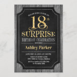 Invitación Surprise 18th Birthday Party - Chalkboard Gold<br><div class="desc">Invitación a la celebración de cumpleaños número 18 de una sorpresa rústica. Elegante y elegante diseño en negro,  falso dorado purpurina y madera gris. Presenta una fuente de script elegante. Mándame un mensaje si necesitas más personalización</div>