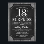 Invitación Surprise 18th Birthday Party - Chalkboard White<br><div class="desc">Invitación a la celebración de cumpleaños número 18 de una sorpresa rústica. Elegante y elegante diseño de madera negra,  blanca y gris. Presenta una fuente de script elegante. Mándame un mensaje si necesitas más personalización</div>