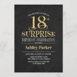 Invitación Surprise 18th Birthday Party - Gold Black<br><div class="desc">Invitación a la celebración de cumpleaños número 18 de una sorpresa rústica. Elegante diseño elegante con pizarra negra y un patrón de oro purpurina falso. Presenta una fuente de script elegante. Mándame un mensaje si necesitas más personalización.</div>