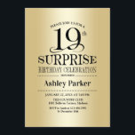 Invitación Surprise 19th Birthday Party - Gold<br><div class="desc">Sorpresa Invitación a la Celebración del Cumpleaños 19. Elegante diseño elegante con un falso patrón de Relieve metalizado dorado. Presenta un elegante tipo de letra de guión negro. Mándame un mensaje si necesitas más personalización.</div>