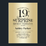 Invitación Surprise 19th Birthday Party - Gold<br><div class="desc">Sorpresa Invitación a la Celebración del Cumpleaños 19. Elegante diseño elegante con un falso patrón de Relieve metalizado dorado. Presenta un elegante tipo de letra de guión negro. Mándame un mensaje si necesitas más personalización.</div>