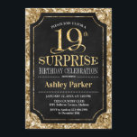Invitación Surprise 19th Birthday Party - Gold Black<br><div class="desc">Sorpresa Invitación a la Celebración del Cumpleaños 19. Elegante diseño elegante con un patrón oro negro y falso purpurina. Presenta una fuente de script elegante. Mándame un mensaje si necesitas más personalización.</div>