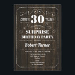 Invitación Surprise 30th Birthday - Patrón de madera<br><div class="desc">Sorpresa 30 cumpleaños Invitación Elegante diseño retro con patrón de madera. ¡Salud a 30 años!</div>