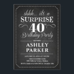 Invitación Surprise 40th Birthday - Chalkboard Black White<br><div class="desc">Sorpresa 40.ª Invitación a la fiesta de cumpleaños. Diseño sencillo y elegante con diseño de pizarra negra y fuente de escritura blanca. Celebración sorpresa de cumpleaños para hombre o mujer. ¡Se puede personalizar en cualquier edad!</div>