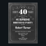Invitación Surprise 40th Birthday - Chalkboard CUALQUIER EDAD<br><div class="desc">Sorpresa 40th Birthday Invitation Elegante pizarra retro,  diseño blanco y negro. ¡Salud a 40 años!</div>