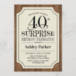 Invitación Surprise 40th Birthday Fiesta - Patrón de madera<br><div class="desc">Invitación a la celebración del 40 cumpleaños de Rustic Surprise. Elegante diseño rústico con estampado de madera marrón oscura. Presenta un elegante tipo de letra de guión negro. Mándame un mensaje si necesitas más personalización</div>