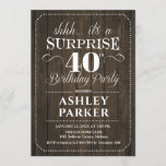 Invitación Surprise 40th Birthday Fiesta - Rustic Wood<br><div class="desc">Sorpresa 40.ª Invitación a la fiesta de cumpleaños. Diseño sencillo y elegante con un estilo rústico de madera oscura y fuente de escritura blanca. Celebración sorpresa de cumpleaños para hombre o mujer. ¡Se puede personalizar en cualquier edad!</div>