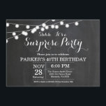 Invitación Surprise 40th Birthday Invitation Chalkboard<br><div class="desc">Sorpresa 40.ª Invitación de cumpleaños con fondo de tablero de moda String Lights. 13.º 15.º 16.º 18.º 21.30.40.50.60.70.80.90.100,  Cualquier edad. Para una mayor personalización,  haga clic en el botón "Personalizar" y utilice nuestra herramienta de diseño para modificar esta plantilla.</div>