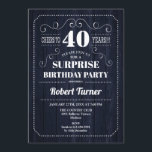 Invitación Surprise 40th Birthday - Patrón de Madera Azul de<br><div class="desc">Sorpresa 40 Invitación de cumpleaños Elegante diseño retro con un patrón de madera azul marino. ¡Salud a 40 años!</div>