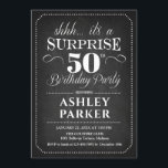 Invitación Surprise 50th Birthday - Negro blanco<br><div class="desc">Sorpresa 50.ª Invitación de fiesta de cumpleaños. Diseño sencillo y elegante con diseño de pizarra negra y letra blanca de guión. Celebración sorpresa de cumpleaños para hombre o mujer. ¡Se puede personalizar en cualquier edad!</div>