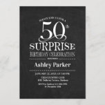 Invitación Surprise 50th Birthday Party - Blanco Negro<br><div class="desc">Invitación a la celebración de cumpleaños número 50 de una sorpresa rústica. Elegante diseño elegante con un diseño de pizarra en blanco y negro. Presenta una fuente de script elegante. Mándame un mensaje si necesitas más personalización.</div>