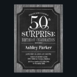 Invitación Surprise 50th Birthday Party - Chalkboard White<br><div class="desc">Invitación a la celebración de cumpleaños número 50 de una sorpresa rústica. Elegante y elegante diseño de madera negra,  blanca y gris. Presenta una fuente de script elegante. Mándame un mensaje si necesitas más personalización</div>