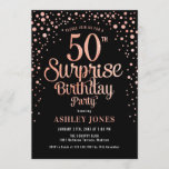 Invitación Surprise 50th Birthday Party - Oro Negro y Rosa<br><div class="desc">Sorpresa 50.ª Invitación de fiesta de cumpleaños. Elegante diseño en oro rosa negro y falso purpurina. Presenta un diseño elegante de tipo de letra y letra de guión. Mándame un mensaje si necesitas edad personalizado.</div>