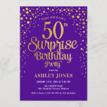 Invitación Surprise 50th Birthday Party - Purple & Gold<br><div class="desc">Sorpresa 50.ª Invitación de fiesta de cumpleaños. Elegante diseño en morado oscuro real y en oro falso purpurina. Presenta un diseño elegante de tipo de letra y letra de guión. Mándame un mensaje si necesitas edad personalizado.</div>