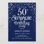 Invitación Surprise 50th Birthday Party - Silver & Navy Blue<br><div class="desc">Sorpresa 50.ª Invitación de fiesta de cumpleaños. Elegante diseño en azul marino y falsa plata purpurina. Presenta un diseño elegante de tipo de letra y letra de guión. Mándame un mensaje si necesitas edad personalizado.</div>