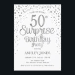 Invitación Surprise 50th Birthday Party - Silver y White<br><div class="desc">Sorpresa 50.ª Invitación de fiesta de cumpleaños. Elegante diseño en blanco y falso purpurina plateado. Presenta un diseño elegante de tipo de letra y letra de guión. Mándame un mensaje si necesitas edad personalizado.</div>