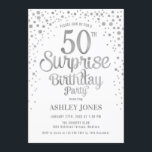 Invitación Surprise 50th Birthday Party - Silver y White<br><div class="desc">Sorpresa 50.ª Invitación de fiesta de cumpleaños. Elegante diseño en blanco y falso purpurina plateado. Presenta un diseño elegante de tipo de letra y letra de guión. Mándame un mensaje si necesitas edad personalizado.</div>
