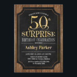Invitación Surprise 50th Birthday Party - Wood Gold<br><div class="desc">Invitación a la celebración de cumpleaños número 50 de una sorpresa rústica. Elegante y elegante diseño en tonos dorados negros y falsos purpurinas y madera marrón oscura. Presenta una fuente de script elegante. Mándame un mensaje si necesitas más personalización</div>