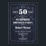Invitación Surprise 50th Birthday - Patrón de Madera Naval<br><div class="desc">Invitación a los 50 Años Sorpresa Elegante diseño retro con un patrón de madera azul marino. ¡Salud a 50 años!</div>