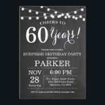 Invitación Surprise 60th Birthday Invitation Chalkboard<br><div class="desc">Sorpresa 60 cumpleaños Invitación fondo de tablero con cadenas. Blanco y negro. 13.º 15.º 16.º 18.º 20.21.30.40.50.60.70.80.90.100,  cualquier edad. Cumpleaños de adultos. Fiesta de cumpleaños de hombre o mujer. Para una mayor personalización,  haga clic en el botón "Personalizar" y utilice nuestra herramienta de diseño para modificar esta plantilla.</div>
