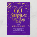 Invitación Surprise 60th Birthday Party - Purple & Gold<br><div class="desc">Sorpresa 60.ª Invitación a la fiesta de cumpleaños. Elegante diseño en morado real y oro falso purpurina. Presenta un diseño elegante de tipo de letra y letra de guión. Mándame un mensaje si necesitas edad personalizado.</div>