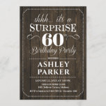 Invitación Surprise 60th Birthday Party - Rustic Wood<br><div class="desc">Sorpresa 60.ª Invitación a la fiesta de cumpleaños. Diseño sencillo y elegante con un diseño rústico de madera marrón oscura y fuente de escritura blanca. Celebración sorpresa de cumpleaños para hombre o mujer. ¡Se puede personalizar en cualquier edad!</div>