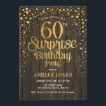 Invitación Surprise 60th Birthday Party - Wood & Gold<br><div class="desc">Sorpresa 60.ª Invitación a la fiesta de cumpleaños. Elegante diseño rústico con estampado de madera marrón oscura y oro falso purpurina. Presenta un diseño elegante de tipo de letra y letra de guión. Mándame un mensaje si necesitas edad personalizado.</div>