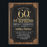 Invitación Surprise 60th Birthday Party - Wood Gold<br><div class="desc">Invitación a la celebración de cumpleaños número 60 de una sorpresa rústica. Elegante y elegante diseño en tonos dorados negros y falsos purpurinas y madera marrón oscura. Presenta una fuente de script elegante. Mándame un mensaje si necesitas más personalización.</div>