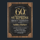 Invitación Surprise 60th Birthday Party - Wood Gold<br><div class="desc">Invitación a la celebración de cumpleaños número 60 de una sorpresa rústica. Elegante y elegante diseño en tonos dorados negros y falsos purpurinas y madera marrón oscura. Presenta una fuente de script elegante. Mándame un mensaje si necesitas más personalización.</div>