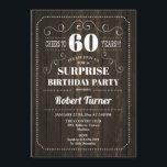 Invitación Surprise 60th Birthday - Patrón de madera<br><div class="desc">Sorpresa 60 Invitación de cumpleaños Elegante diseño retro con patrón de madera. ¡Salud a 60 años!</div>